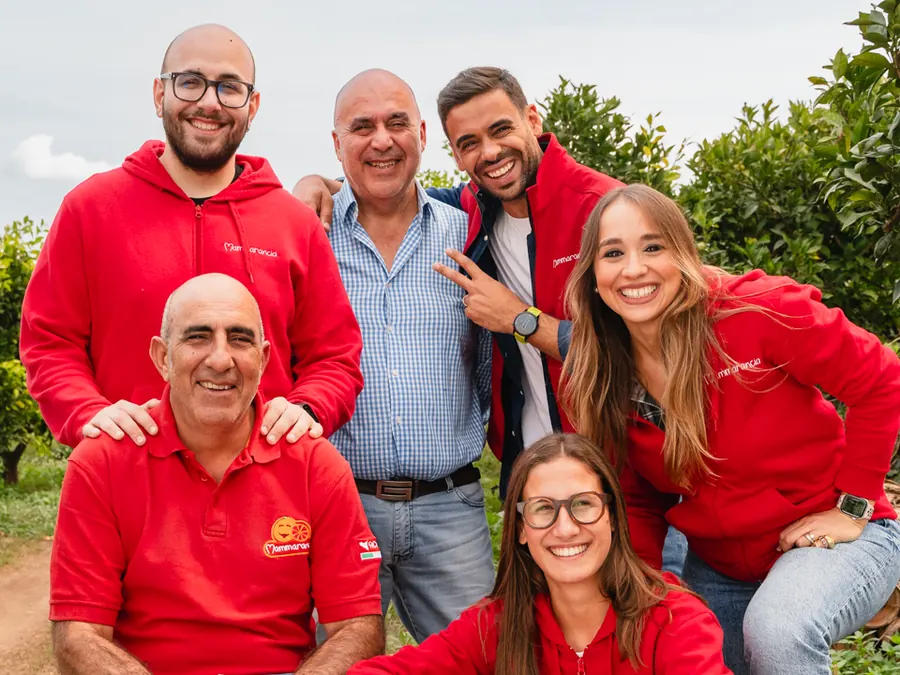 La famiglia Nova Food tra gli agrumeti